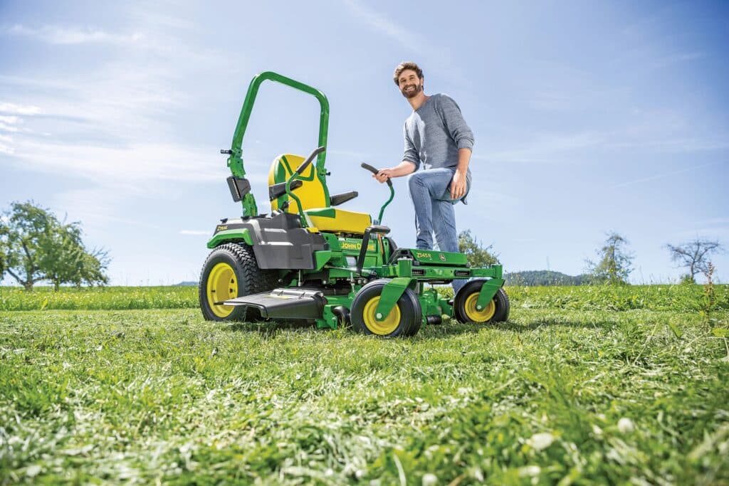 Z545R with 122 or 137 cm (48 or 54 in.) Deck Residential ZTrak™ Mowers