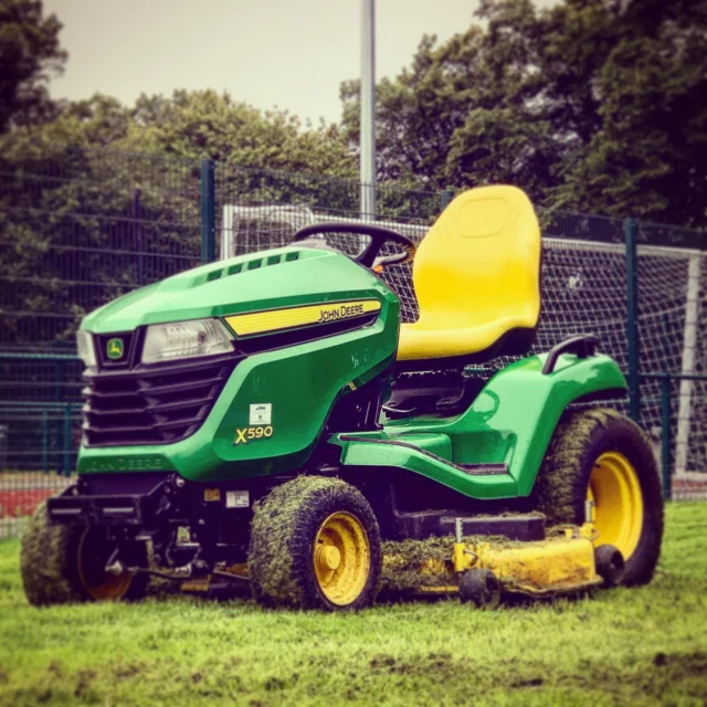 #Kentra #kentratraining #training #trainingcourses #safety #horticulture #mower #mowing #mowingthelawn #mowingthegrass #grasscutting #grasscuttingmachine #rideonmower #rideon #johndeeremowers #johndeerex590 #johndeere