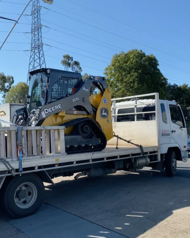 Nothing like a triple delivery 🔥 Huge congrats to Josh and the @hire_pro crew on their brand new 317G, along with their @vermeeraustralia BC900XL Chipper & SC30TX Stump Grinder! Thanks to Damo and our Brisbane crew for the awesome work behind the scenes as always 👏🏼 

#RDOequipmentau #NewDayNewDeere #johndeereconstruction #johndeere #deere #earthmoving #heavyequipment #construction #civilconstruction #heavymachinery #heavyequipmentlife #constructionequipment #heavyequipmentnation #earthmovers #earthmovingequipment #heavyequipmentoperator #earthmover #equipment #constructionmachinery #dirtlife #machinery #compacttrackloader #trackloader #loader #skidsteer