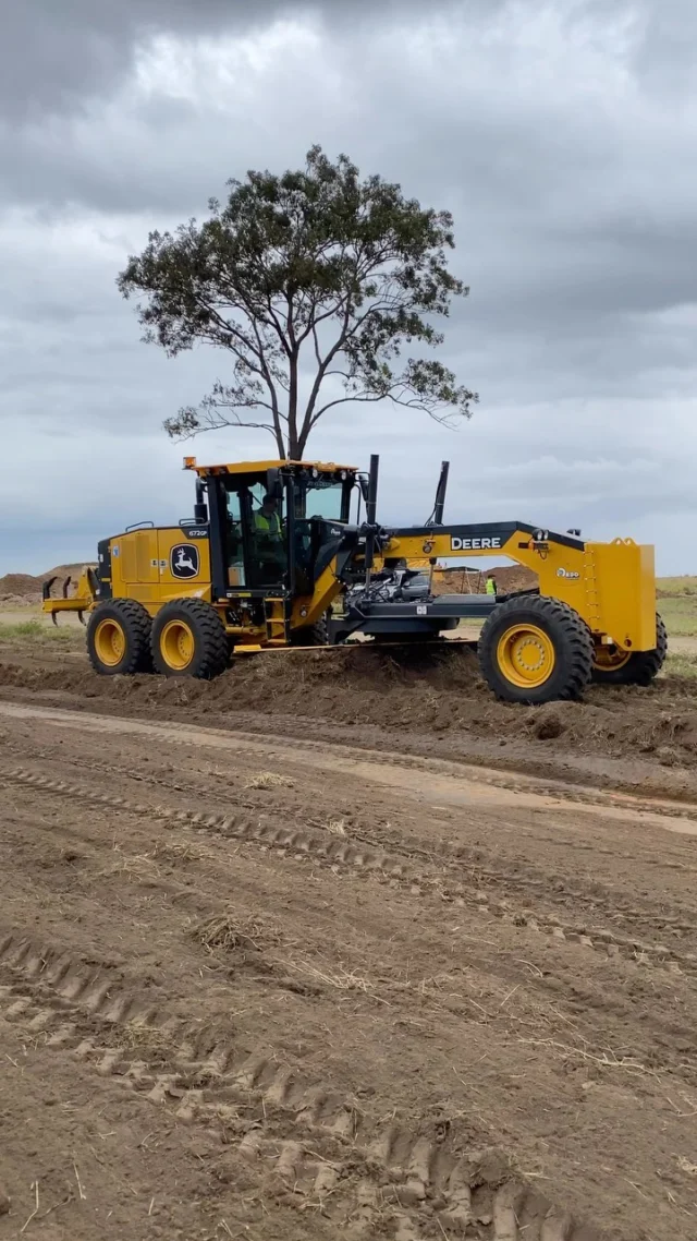 672GP Grader with Premium Circle on demo. The Premium Circle option replaces wear inserts with a sealed bearing that only requires a few minutes to grease every 500 hours ⚙️ 

#RDOequipmentau #VermeerAustralia #johndeereconstruction #johndeere #deere #earthmoving #heavyequipment #construction #civilconstruction #heavymachinery #heavyequipmentlife #constructionequipment #heavyequipmentnation #earthmovers #earthmovingequipment #heavyequipmentoperator #earthmover #equipment #constructionmachinery #dirtlife #machinery #earthmovingdaily #deeresighting #grader #motorgrader