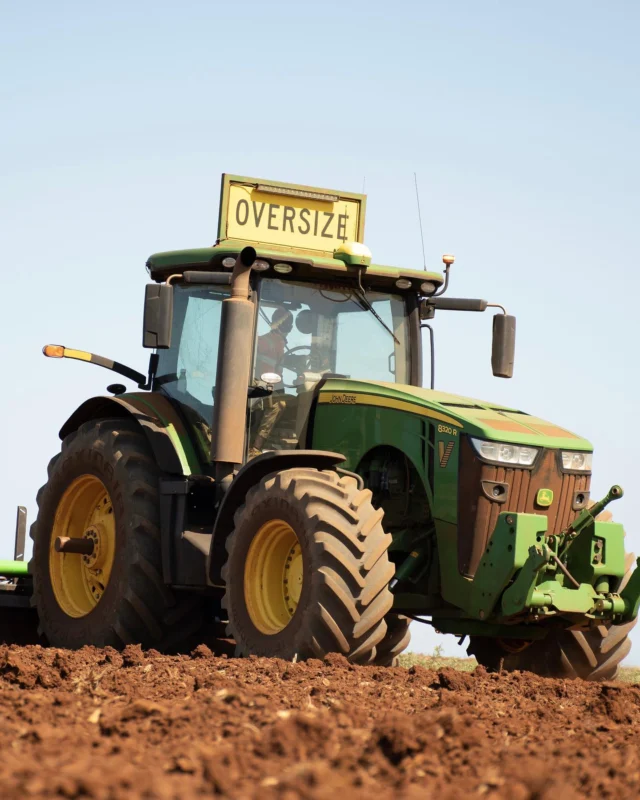 Holt Farming doing field prep in their 8320R 🚜 

📸 Ethan, RDO Bundaberg

#RDOequipmentau #VermeerAustralia #agriculture #ag #aussiefarmers #farming #agricultureaustralia #farmaustralia #farmlife #farmingaustralia #australianagriculture #tractor #tractorlife #tractorlove #JohnDeere #deere #johndeeregreen #johndeeretractor #deeresighting #fieldprep