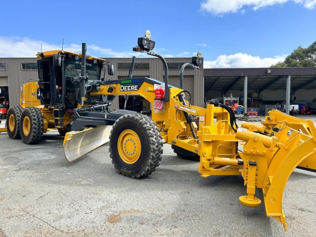 @snowyhydroofficial’s new 672GP with a full snow plow kit fitted 🔥

Delivered last week to Cabramurra in the Snowy Mountains, along with blade fitment and familiarisation training in -12 degree weather. Thanks to @snowyhydroofficial for your going support, and the huge efforts from our Eastern Creek team. 👏

#RDOequipmentau #johndeereconstruction #johndeere #deere #earthmoving #heavyequipment #construction #civilconstruction #heavymachinery #heavyequipmentlife #constructionequipment #heavyequipmentnation #earthmovers #earthmovingequipment #heavyequipmentoperator #earthmover #equipment #constructionmachinery #dirtlife #machinery #earthmovingdaily #earthmovingaustralia #deeresighting #motorgrader #grader