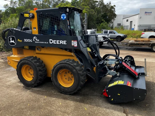 Check out this 320G Skid Steer fitted with a Seppi SMWA skid steer flail mulcher for One Services Qld. It comes with a variable displacement motor to reduce the load on the hydraulic system of the skid steer. 

The happy customer has since completed mulching grass and regrowth on a large 500-acre with excellent results! Congratulations on this new addition, team! 👍 

📸: Tony, RDO Bundaberg 

#RDOequipmentau #johndeereconstruction #johndeere #deere #earthmoving  #equipment #constructionmachinery #dirtlife #machinery #deeresighting