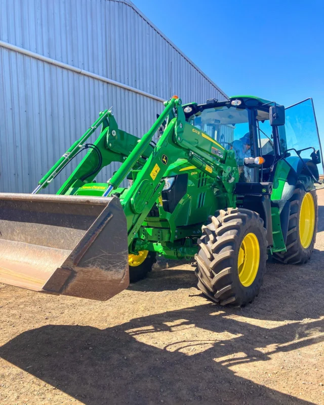 Glen enjoying his new pride and joy after trading his old tractor in for a green one – a 6110M with 623R loader 🚜 His favourite feature so far is the declutch button, saving his hip pushing in the clutch every gear change. Enjoy the colour change mate 🥳

#RDOequipmentau #johndeere #deere #agriculture #ag #aussiefarmers #farming #farmlife #farmingaustralia #australianagriculture #johndeeregreen #johndeeretractor #deeresighting #tractor