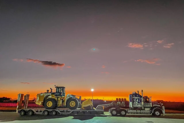 In transit 📸 844L Aggregate Handler on its way to Emerald, Queensland. 

#RDOequipmentau #johndeereconstruction #johndeere #deere #earthmoving #heavyequipment #construction #civilconstruction #heavymachinery #heavyequipmentlife #constructionequipment #heavyequipmentnation #earthmovers #earthmovingequipment #heavyequipmentoperator #earthmover #equipment #constructionmachinery #dirtlife #machinery #earthmovingdaily #earthmovingaustralia #deeresighting