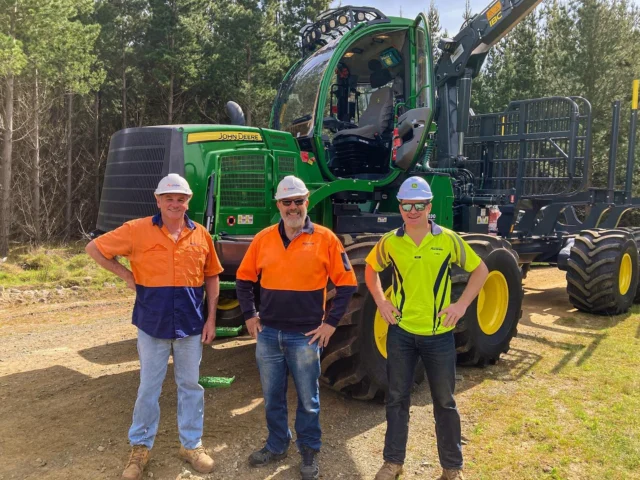 Another big green machine for the Austimber Harvesting & Haulage team 👏🌲 Congratulations on the new 1910E Forwarder team, we can’t thank you enough for your ongoing support. Thanks to our Melbourne and Albury teams on the combined efforts. 

#RDOequipmentau #ForestryFriday #johndeere #deere #johndeereforestry #heavyequipment #heavymachinery #forestry #loggers #logging