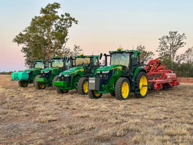 The Moonrocks team in St George, Queensland harvesting onions. 🧅 

•

#RDOequipmentau #johndeere #deere #agriculture #ag #aussiefarmers #farming #farmlife #farmingaustralia #australianagriculture #johndeeregreen #johndeeretractor #deeresighting #tractor #harvest