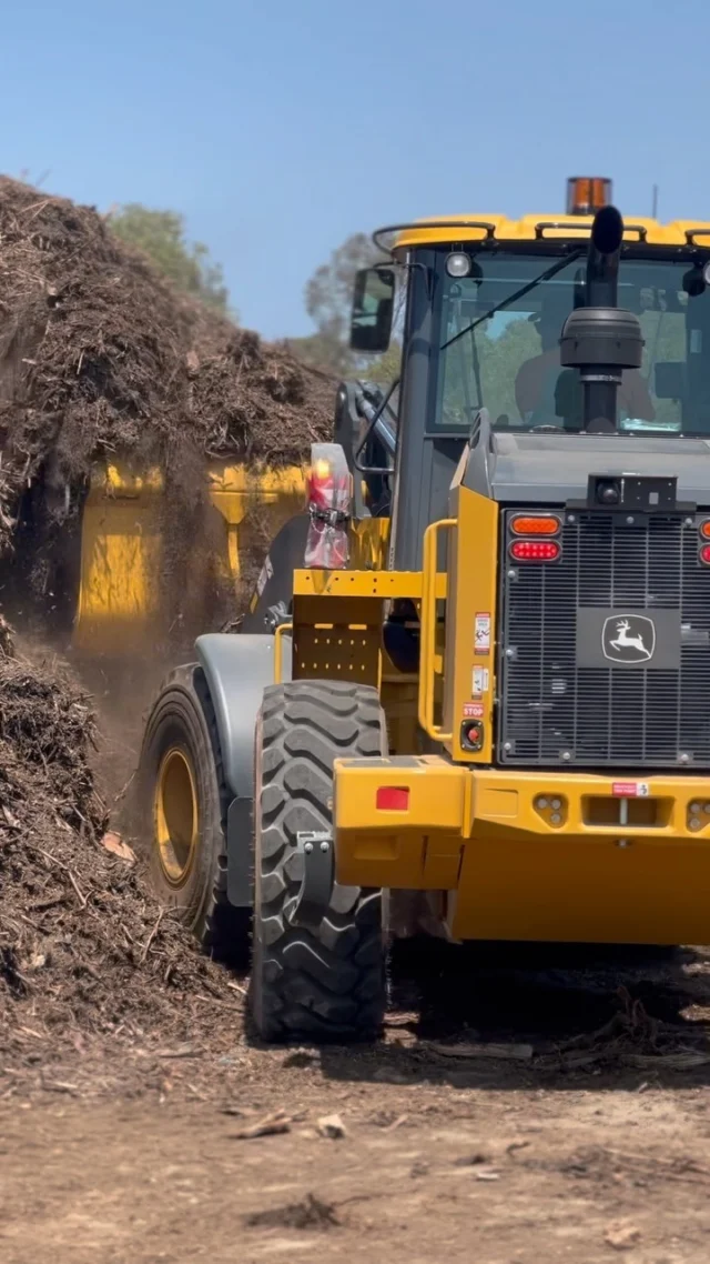 624K-II loading the @vermeeraustralia HG6800TX Horizontal Grinder for mulching 🚜

#RDOequipmentau #johndeereconstruction #johndeere #deere #earthmoving #heavyequipment #construction #civilconstruction #heavymachinery #heavyequipmentlife #constructionequipment #heavyequipmentnation #earthmovers #earthmovingequipment #heavyequipmentoperator #earthmover #equipment #constructionmachinery #dirtlife #machinery #earthmovingdaily #earthmovingaustralia #deeresighting #loader #wheelloader #grinder #horizontalgrinder #mulching #landclearing