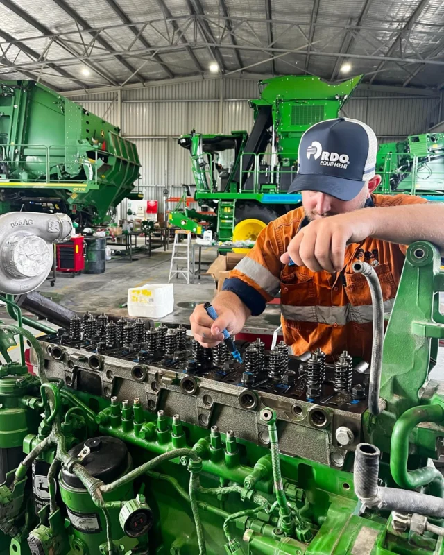 RDO tech Tayt carrying out a full cylinder head overhaul in Moree 🔧 

#RDOequipmentau #TechTuesday