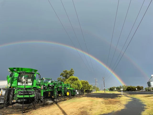 Liquid gold and a double rainbow in Goondiwindi ⛈️🌈

📸 Natalie, RDO Goondiwindi

#RDOequipmentau #johndeere #deere #agriculture #ag #aussiefarmers #farming #farmlife #farmingaustralia #australianagriculture #johndeeregreen #johndeeretractor #deeresighting #tractor