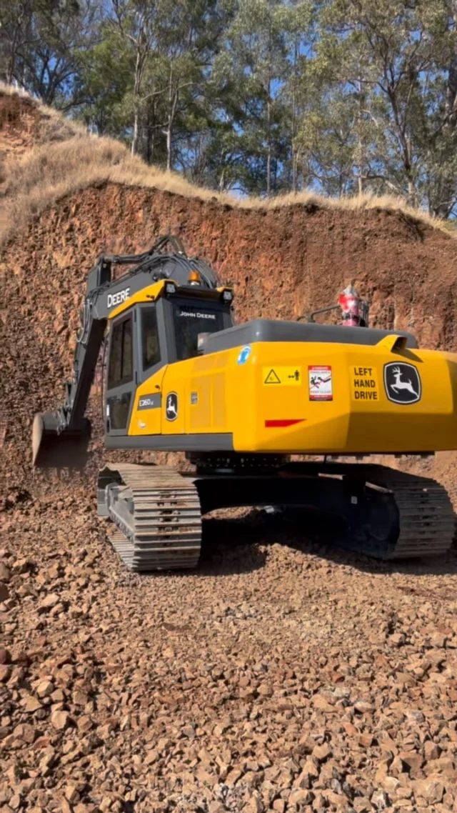 E260 digging into natural rock in a Queensland quarry. 🪨

#RDOequipmentau #johndeereconstruction #johndeere #deere #earthmoving #heavyequipment #construction #civilconstruction #heavymachinery #heavyequipmentlife #constructionequipment #heavyequipmentnation #earthmovers #earthmovingequipment #heavyequipmentoperator #earthmover #equipment #constructionmachinery #dirtlife #machinery #earthmovingdaily #earthmovingaustralia #deeresighting #excavator #excavators #excavatorlife #digger #diggers