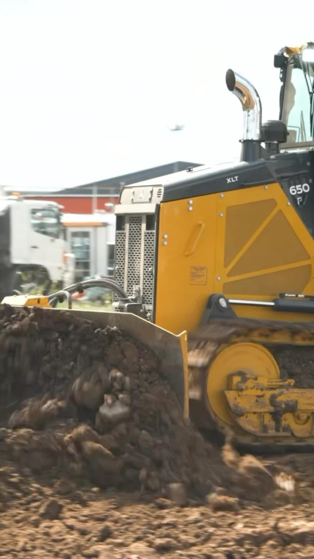 Brand new 650 P-Series Dozer hits Aussie shores 🇦🇺 Demo time for @excavator_edge_pty_ltd 

#RDOequipmentau #johndeereconstruction #johndeere #deere #earthmoving #heavyequipment #construction #civilconstruction #heavymachinery #heavyequipmentlife #constructionequipment #heavyequipmentnation #earthmovers #earthmovingequipment #heavyequipmentoperator #earthmover #equipment #constructionmachinery #dirtlife #machinery #earthmovingdaily #earthmovingaustralia #deeresighting #dozer #bulldozer