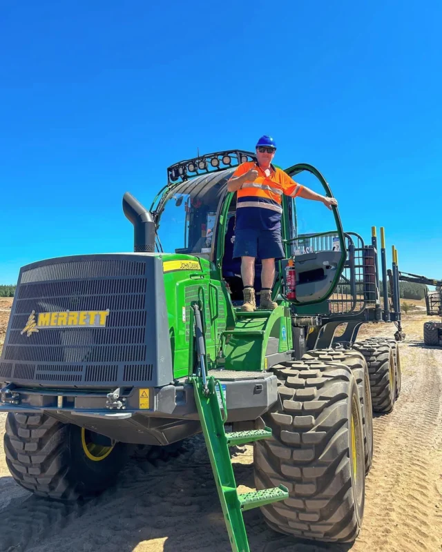 POV: you’re one of Merrett Logging’s longest standing employees and the boss gifts you a 1910E Forwarder for your birthday. 

A huge congratulations to the Merrett Logging team on the delivery of their 15th 1910E Forwarder yesterday, we thank you for your ongoing support! And of course a very happy birthday to Vernon – it’ll be hard to wipe that smile off his face for a while 🥳

#RDOequipmentau