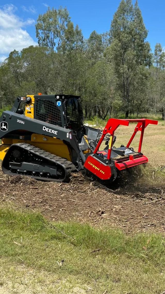 Forestry mulcher on the 333G Compact Track Loader being used for land clearing and vegetation management by @intmowers 🌳 

🎥 Zac, RDO Gympie 

#RDOequipmentau #johndeere #deere #forestry #mulching #landclearing #skidsteer #compacttrackloader #trackloader #construction #johndeereconstruction