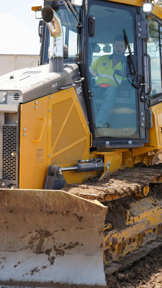 650P 🔊

#RDOequipmentau #johndeereconstruction #johndeere #deere #earthmoving #heavyequipment #construction #civilconstruction #heavymachinery #heavyequipmentlife #constructionequipment #heavyequipmentnation #earthmovers #earthmovingequipment #heavyequipmentoperator #earthmover #equipment #constructionmachinery #dirtlife #machinery #earthmovingdaily #earthmovingaustralia #deeresighting #bulldozer #dozer #asmr