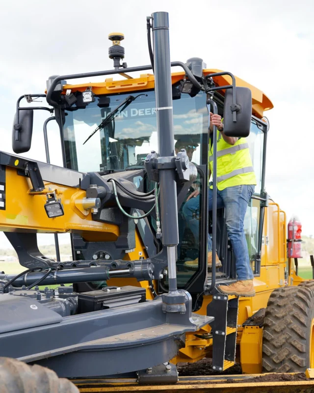 RDO DIG DAYZ – GREATER BRISBANE 🚜
 
Join us NEXT WEEK to demo the following line-up of John Deere construction gear:
 
➖E140, E210, E300 & E380 Excavators
➖450P, 700L & 750J-L Dozers
➖672GP SmartGrade Grader
➖644G, 624P & 644K Wheel Loaders
 
Register to attend – Link in bio 🔗

#RDOequipmentau #RDODigDayz