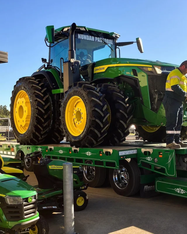 DESPATCH: 8R leaving RDO Rutherford 😮‍💨🔥

Congratulations to John & Allison at Nundah Pastoral on their new tractor! Thank you team for the support of your local RDO team. 

#RDOequipmentau