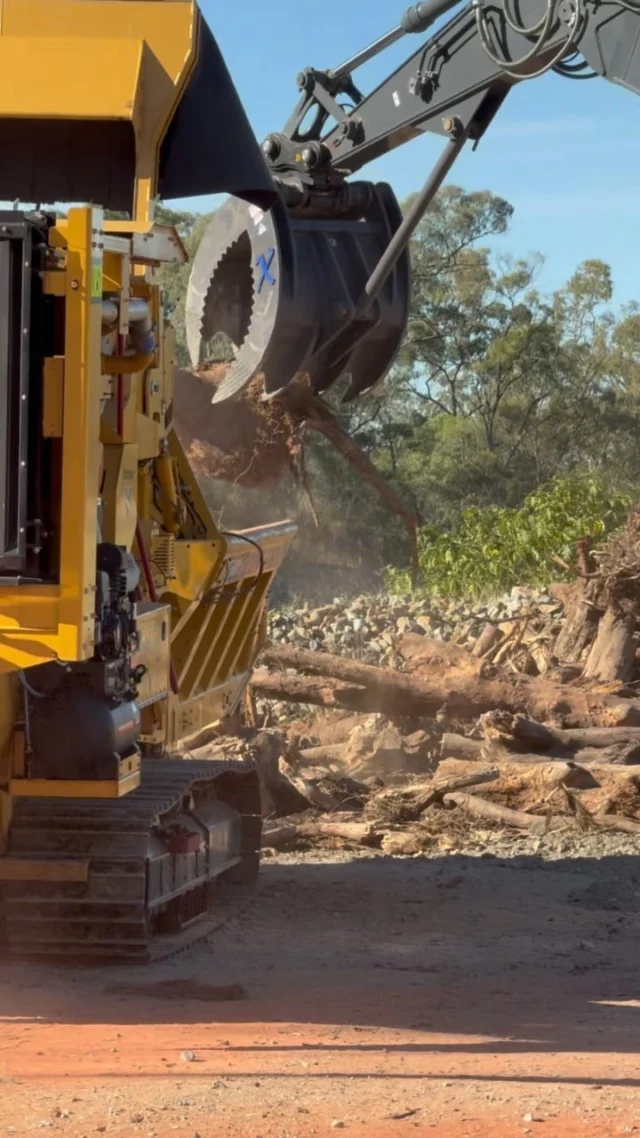 John Deere E260LC Hydraulic Excavator feeding the Vermeer HG6800TX Horizontal Grinder at the Australian Organics Recycling Association Demo Day. 🔥🪵

•

#RDOequipmentau #Vermeer #VermeerAustralia  #johndeereconstruction #johndeere #deere #earthmoving #heavyequipment #construction #civilconstruction #heavymachinery #heavyequipmentlife #constructionequipment #heavyequipmentnation #earthmovers #earthmovingequipment #heavyequipmentoperator #earthmover #equipment #constructionmachinery #dirtlife #machinery #earthmovingdaily #earthmovingaustralia #mulching #landclearing #excavator #excavators #excavatorlife