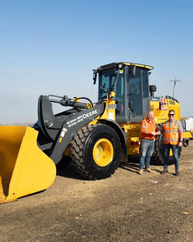 Congratulations to @joewagnergroup on the delivery of their new 624K-II Loader for their railway shutdown job 🚜 Special thank you to Jim Wagner for your partnership and support. Enjoy the new Deere team! 👏