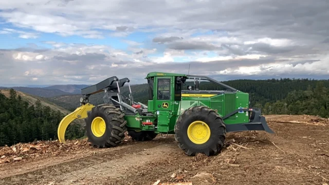 A new 948L-II Skidder joining the Blackbutt Logging fleet high up on the Blackbutt Range overlooking the Brisbane Valley. This machine will be fitted with wheel chains & tethered to a traction assist machine winching up and down slopes over 50 degrees. 🌲 Thanks to our Albury and Brisbane teams for the combined efforts in the prep and delivery!

#ForestryFriday