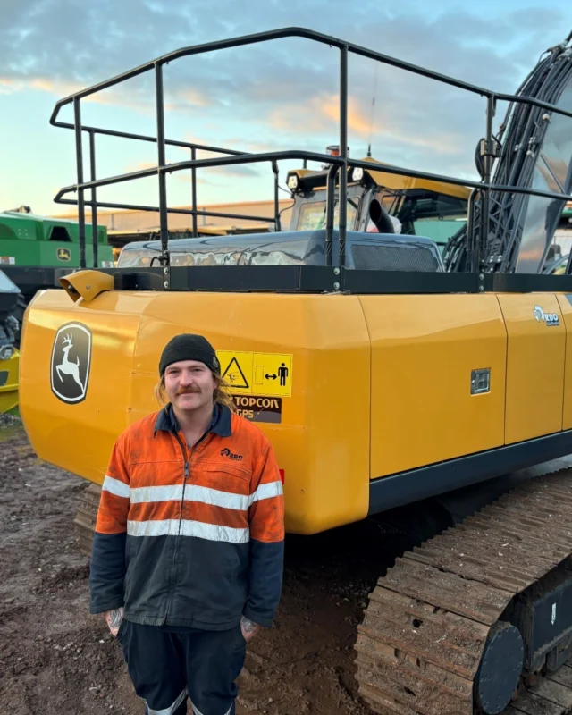 "As a kid I really enjoyed riding dirt bikes and at some point, I realised I liked working on my bike more than riding it – that's when I knew I wanted to become a mechanic. Construction and forestry are my thing, it still blows me away what these machines are capable of!"

Congratulations to Andrew Moat from RDO Melbourne, who is a finalist in the Construction & Forestry Service Technician category for this year’s @johndeereaunz Technician Awards. 👏🏆