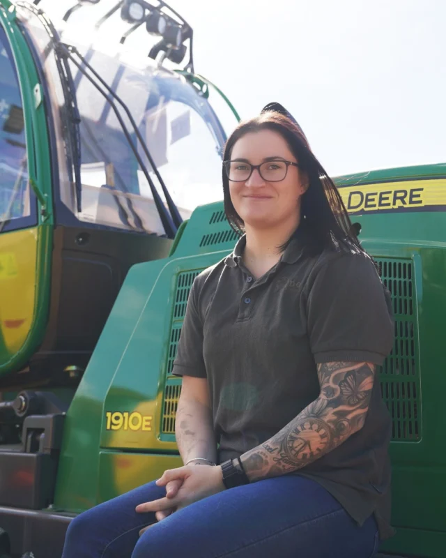 "I chose to pursue a career as a parts technician driven by my fascination with machinery and its intricate workings. I am committed to delivering correct solutions, positive customer experiences, exceptional service and building fundamental trusting relationships with customers and colleagues."

Congratulations to Emma Whitbread-Edwards from RDO Brisbane, who is a finalist in the Parts Technician category for this year’s @johndeereaunz Technician Awards. 👏🏆