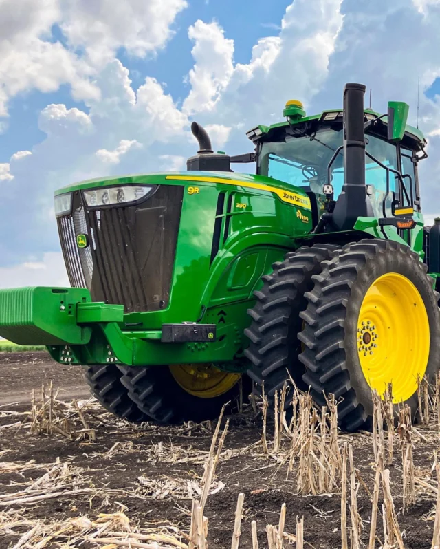 This 9R 390 in Bowenville, Queensland that was delivered earlier this year now doing some fertilising with the 1910 cart and 1890 planter.
 
📸  Tony, RDO Dalby