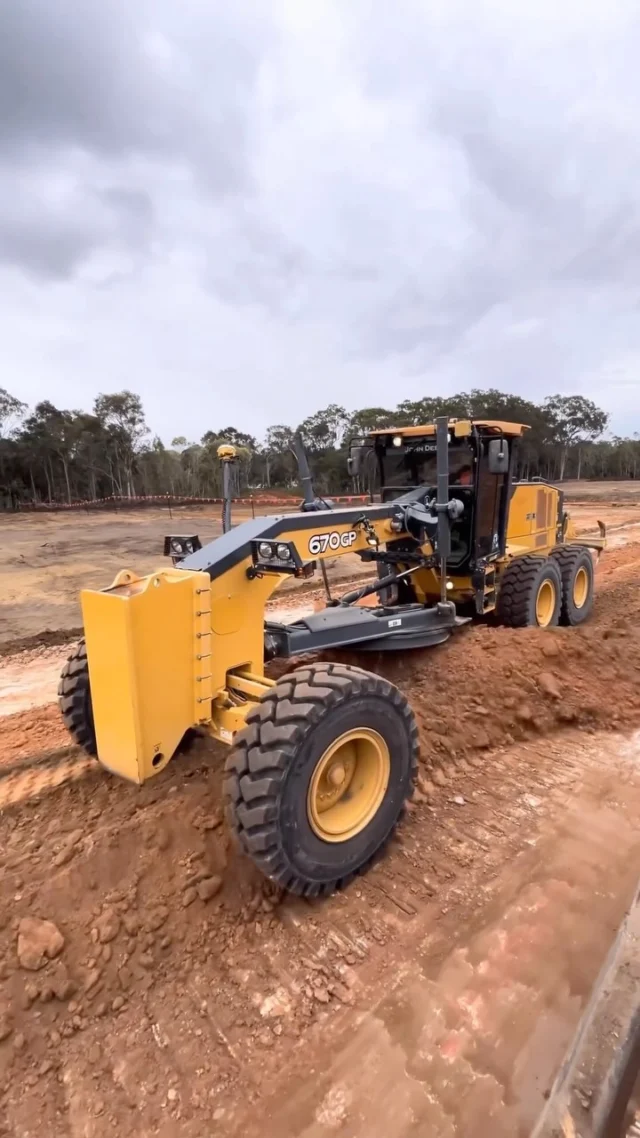 @eatsleepdigrepeat getting @devanny_civil in his 670GP whilst in a dozer 🤝 🔉

•

#RDOequipmentau #johndeereconstruction #johndeere #deere #earthmoving #heavyequipment #construction #civilconstruction #heavymachinery #heavyequipmentlife #constructionequipment #heavyequipmentnation #earthmovers #earthmovingequipment #heavyequipmentoperator #earthmover #equipment #constructionmachinery #dirtlife #machinery #earthmovingdaily #earthmovingaustralia #deeresighting #grader #motorgrader