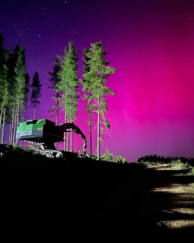 The photo you fight back with when someone tells you being an operator in the forest isn’t the greatest job in the world: 

The Aurora Australis in Victoria this morning 😍 If you were outside between 3.30am and 5.30am this is what you would have seen.

📸 Ryan Smith 

#auroraaustralis #forestryfriday #johndeere