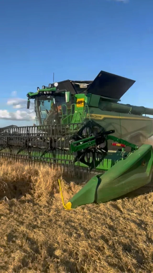 Who else has this view at the moment?

RDO Moree tech Jack running up this X9 in some barley just south of Moree. 

🎥 Lachie, RDO Moree