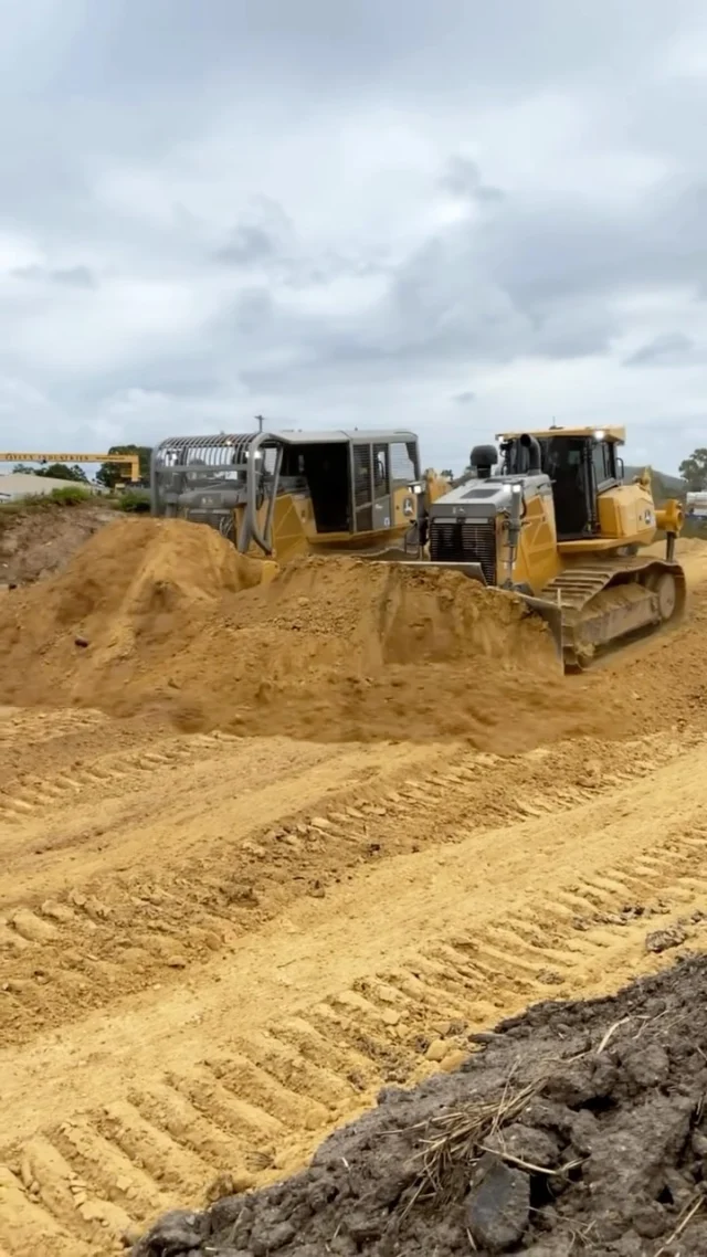 The 950K & 1050K John Deere Dozers pushing full blades side by side 🔥 

#earthmoving #johndeere #deere #dozer #bulldozer