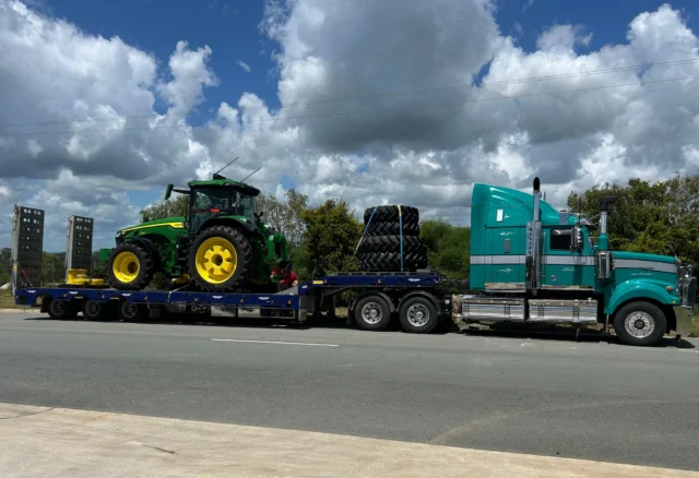 🟢 Ready to roll! 🟢

This 8R 340 Signature Edition is heading to NSW for it's inaugural run, doing some contracting work. This is the second 8R Signature Edition tractor for our valued customer, @jab_agriculture. Congratulations to the team and thank you for your support of RDO Equipment Gympie! 👍👍