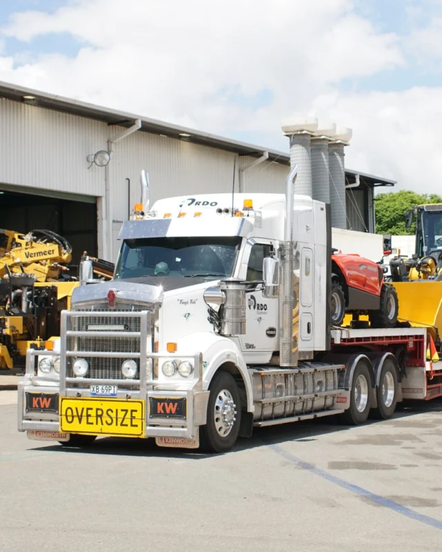 It’s not every day we get to see our hardworking RDO Kenworth truck around these parts. This beauty plays a crucial role in transporting essential machines like the red Manitou featured here. 🚛🔧