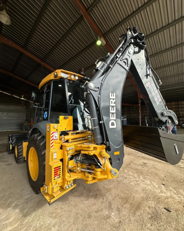 Congratulations to the AFF team on the delivery of their shiny new Deere 315SL backhoe. ✨ Reliable, rugged and ready to work - these machines are part of our Plate Clearance sale. Contact us to find out more! 

Thanks to @rdo_ash and the Sydney team for their fantastic work. 

📸: @rdo_ash